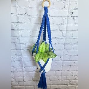 Macrame plant hanger